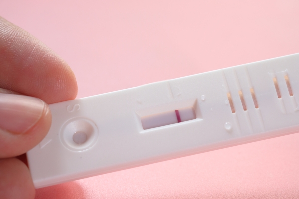 Trễ kinh 40 ngày thử que 1 vạch là bị gì?